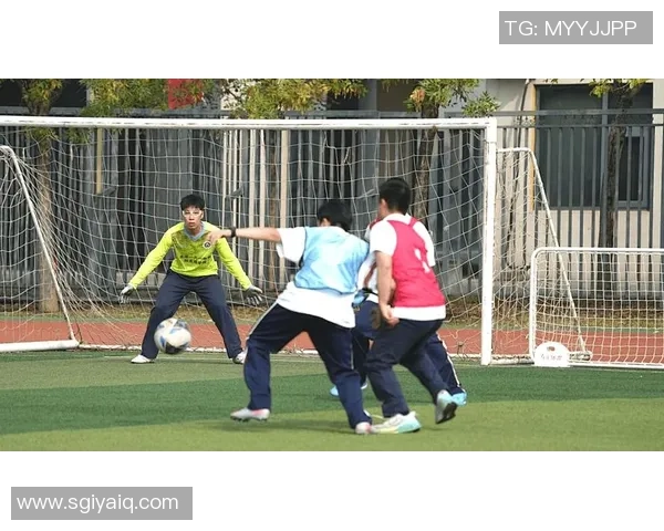 友面足球:连接友谊与激情的绿茵场上演绎团结与合作的精彩瞬间 友面足球:连接友谊与激情的绿茵场上演绎团结与合作的精彩瞬间